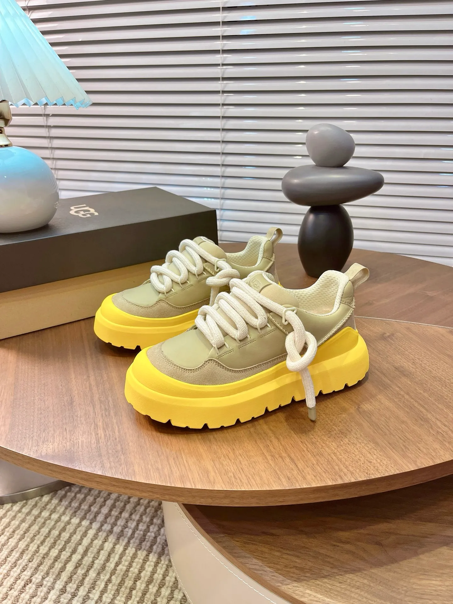 [UGG] P: 600💰 Couple shoes Size: Women's size 35-40 / Men's size 40-44 ugg top quality G131 What you see is what you get UGG new autumn and winter couple series cotton shoes snow boots cotton shoes fur shoes As a leading brand, this new pair also continues its consistent concept of comfort. It is light and comfortable on the feet, as if stepping on clouds. Moreover, its sole is made of EVA material, which is non-slip and wear-resistant. It is stable whether walking or running. You no longer have to worry about tired feet from walking! In addition to comfort, the design of this new pair is also super fashionable! The simple lines and smooth tailoring can be matched with both casual wear and formal occasions. Moreover, the plush decoration on the upper is the finishing touch, making the whole pair look more cute and playful. It is definitely a must-have item for trendy women! Upper: nubuck leather lining: wool